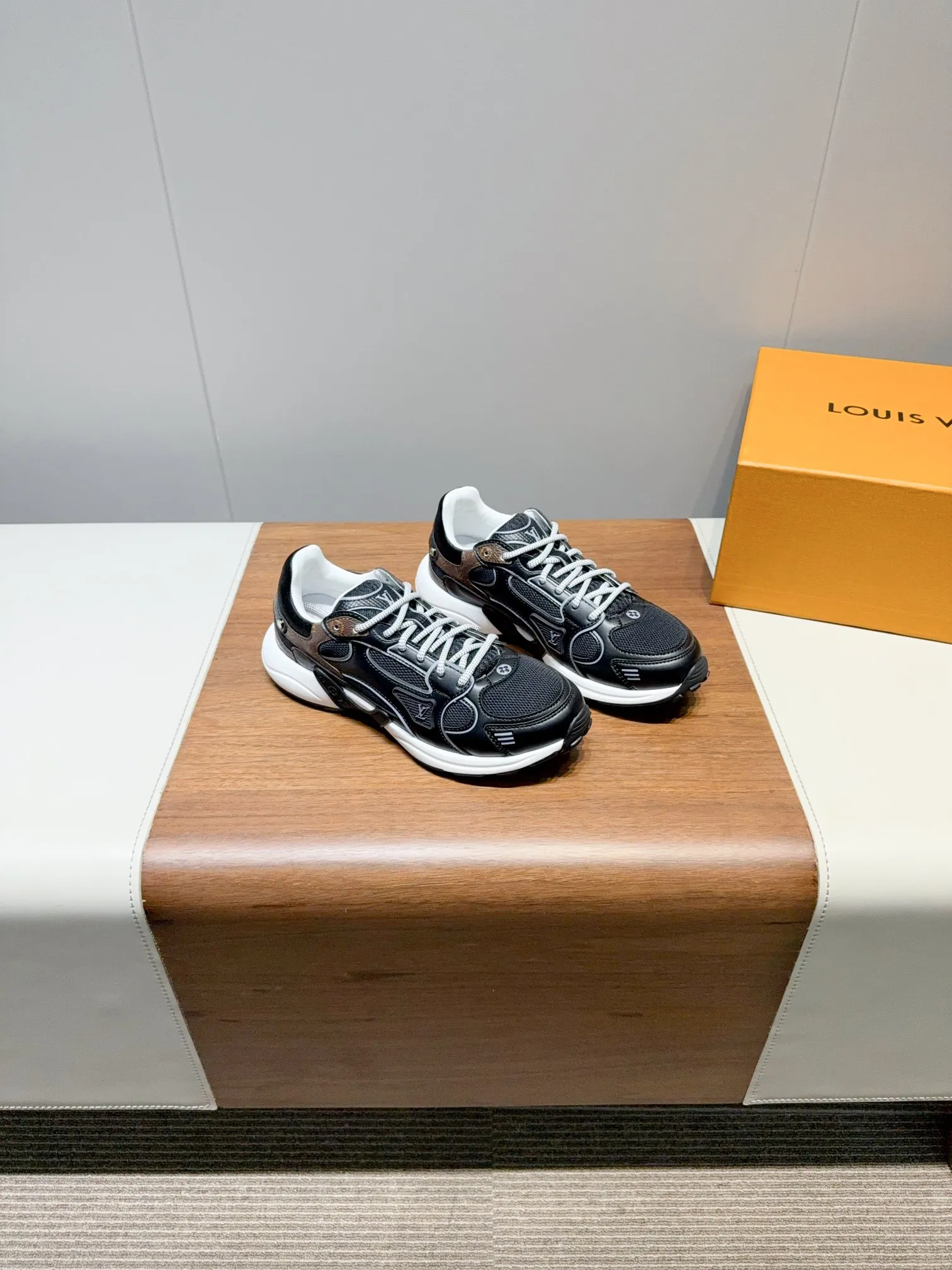 👟👟Ex-factory price 680👟👟 Men's size +10 LV Louis Vuitton OLYMPIA couple's sneakers. Purchased two pairs of Taikoo Hui RMB 18,200 to develop and reproduce. All details are correct. This model L Olympia sneakers combine mesh fabric and metallic synthetic leather and other technical fabrics to reinterpret the classic running shoe design with a neat and simple design. Lightweight EVA outsole provides a stretchy ride. Rich details such as Monogram embossing and presbyopic letters establish recognition. Mixed material embossing on the upper. Louis Vuitton elements on the laces. Original molded EVA. Outsole decorated with Monogram flowers. Size: 35-40 for women and 39-44 for men (40 for women and 45 for men are custom-made and cannot be returned or exchanged)